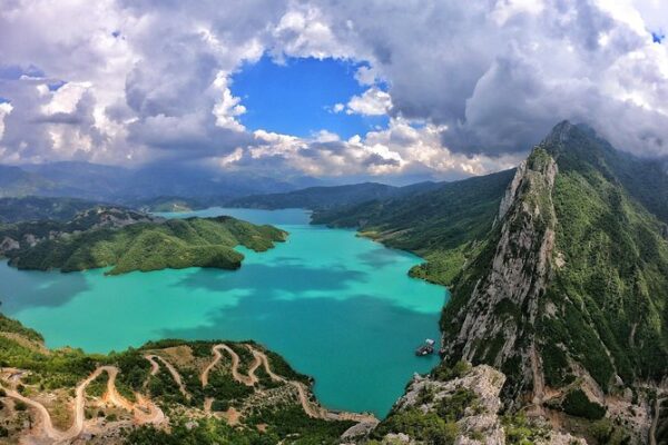 Hiking day tour of Bovilla Lake