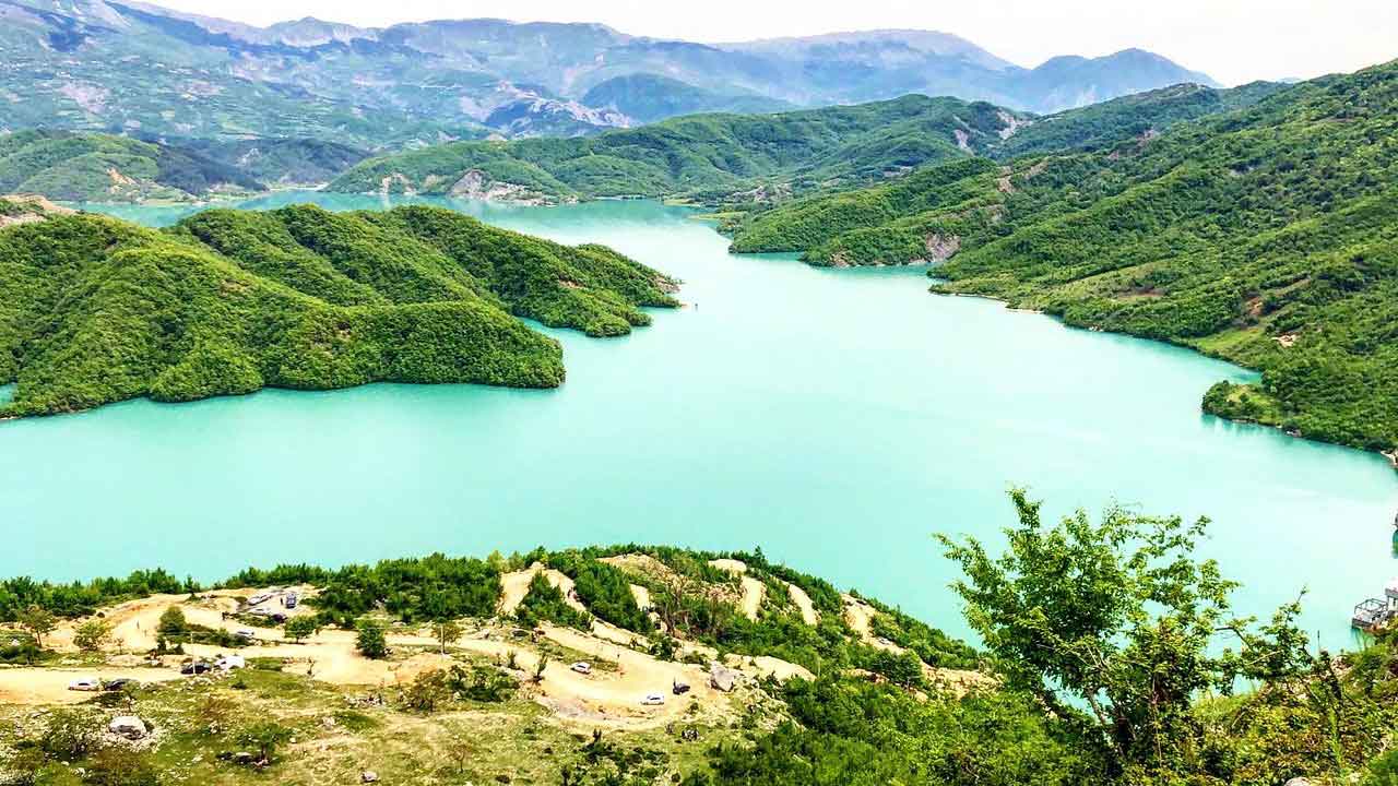 Hiking day tour of Bovilla Lake