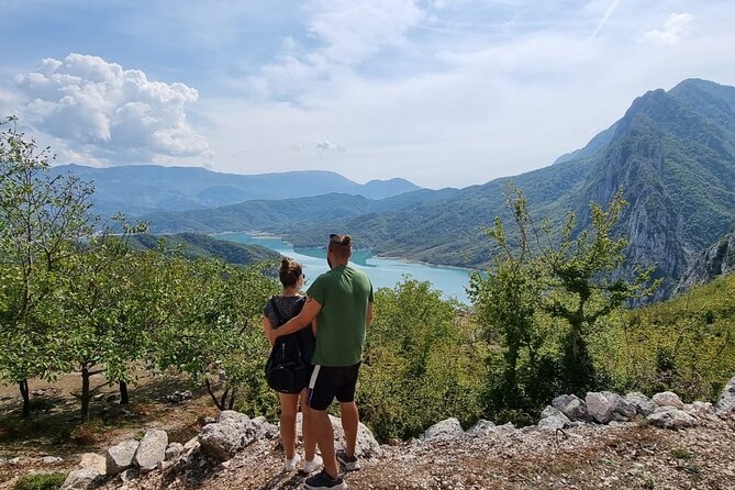 Hiking day tour of Bovilla Lake