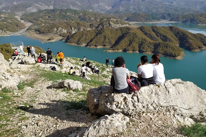 Hiking day tour of Bovilla Lake