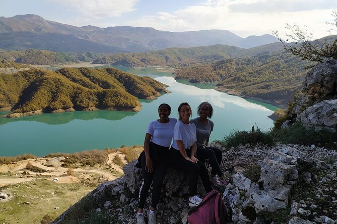 Hiking day tour of Bovilla Lake